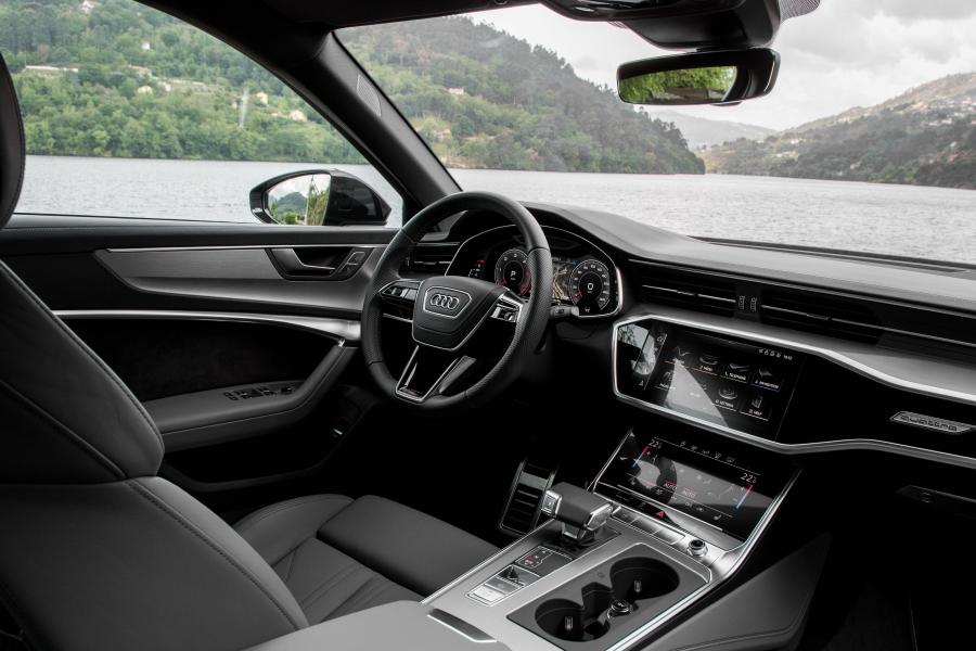 Интерьер Audi A6 40 TDI Quattro (C8) 2018 года  (WW) (фото 3 из 24)